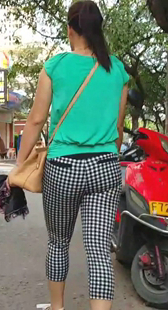 条纹布裤紧臀大妈