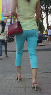 街拍蓝紧布裤小少妇