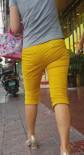 高挑黄裤宽臀小少妇