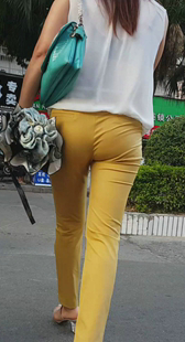 街拍黄裤紧臀少妇