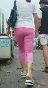 街拍粉裤少妇紧内痕