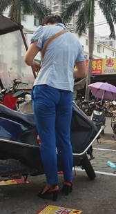 街拍蓝色布裤紧内痕