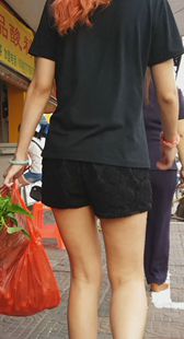 街拍长腿黑紧热裤少妇