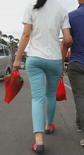 街拍蓝裤小紧臀