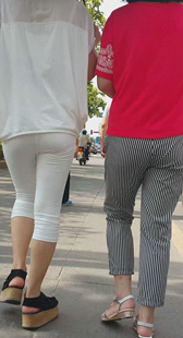 白裤和布裤两少妇