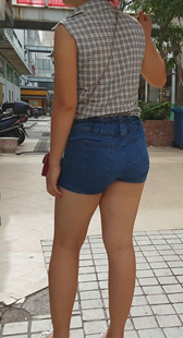 高挑紧身牛仔热裤翘臀