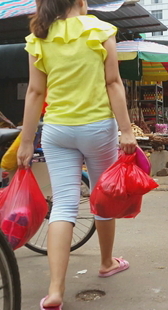 街拍七分蓝裤小少妇