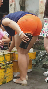 超重口味橘红热裤大妈