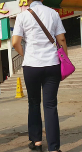 西裤短裙两少妇