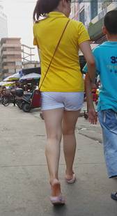 街拍热裤少妇小孩都这么大了