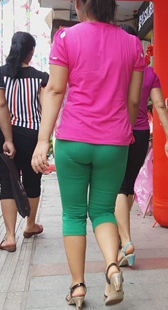 街拍绿裤圆臀紧内痕