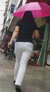 白裤宽臀成熟少妇