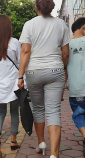 灰紧七分裤大妈