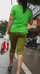 高挑七分绿裤大妈
