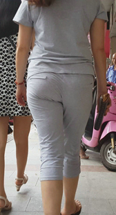 翘臀灰裤小少妇