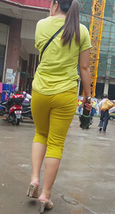 七分黄裤翘臀大妈