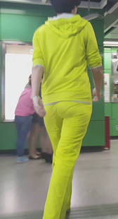 街拍黄裤大妈