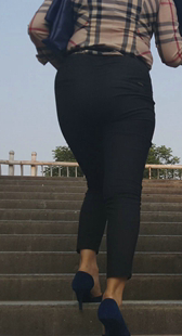 性感大屁股西裤上楼梯