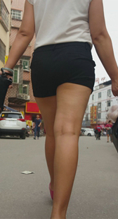 紧身热裤美腿小少妇