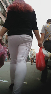 街拍白紧裤大妈臀