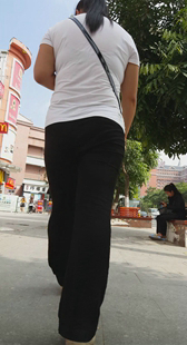 街拍重口味西裤大妈臀