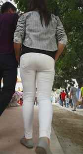 跟拍紧身白裤圆臀小妹