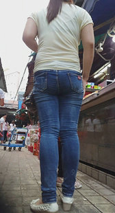 紧身蓝牛大妈臀