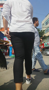 跟拍成熟黑裤大妈级别
