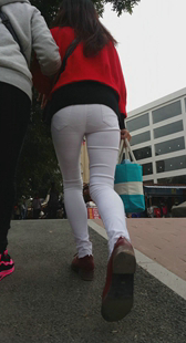 街拍白裤紧臀小妹