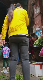 街拍呢绒黑裤大妈