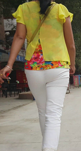 街拍白裤子成熟少妇