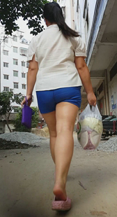 街拍蓝色热裤小翘臀