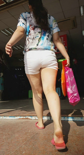 街拍紧臀白热裤少妇
