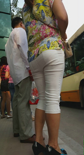 重口味七分白裤大妈