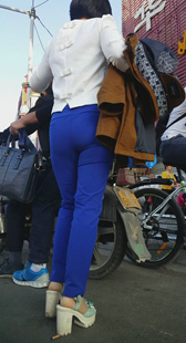 性感宽臀蓝裤少妇