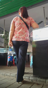 街拍西裤大妈重口味