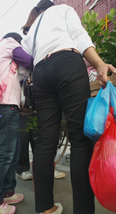 大宽臀黑裤小少妇