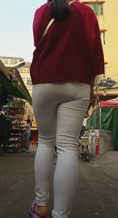 跟拍白裤大屁股大妈