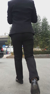 跟拍黑制服少妇