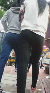 牛仔打底两紧臀小妹