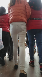 商场性感白裤透内痕