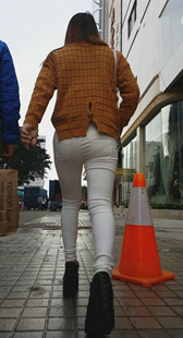 街拍紧身白裤大宽臀开发多