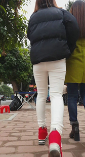 街拍白紧裤子小少妇