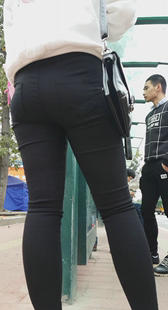 公交站翘臀打底裤