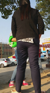 公交站圆臀西裤少妇