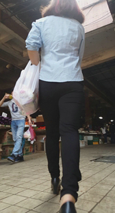 紧身打底裤宽臀美少妇