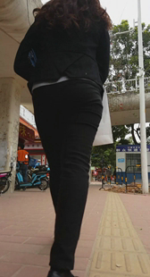 街拍包臀黑裤少妇视频