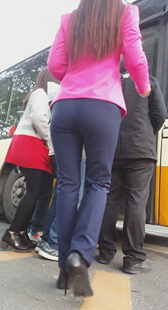 细高跟翘臀西裤上公交