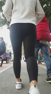 街拍大屁股打底裤美少妇