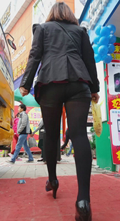 紧臀皮裤黑丝小少妇